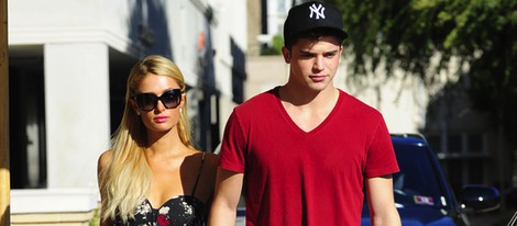 Paris Hilton paseando con River Viiperi por las calles de Beverly Hills