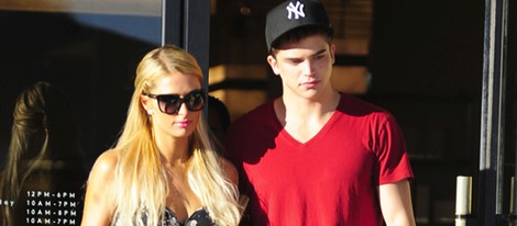 River Viiperi junto a su novia Paris Hilton de compras