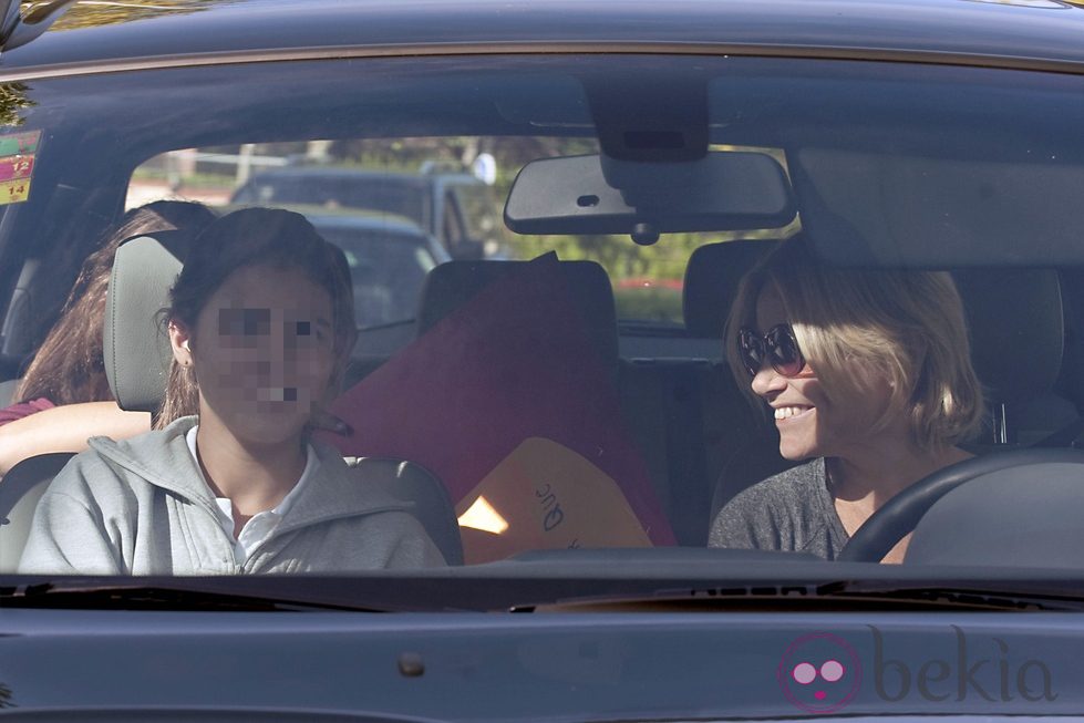 Eugenia Martínez de Irujo y su hija Cayetana en el coche