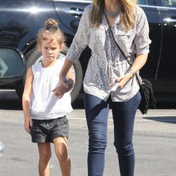 Jessica Alba paseando con su hija honor