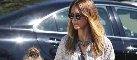 Jessica Alba paseando con su hija honor