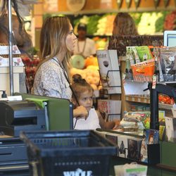 Jessica Alba en el supermercado con su hija Honor