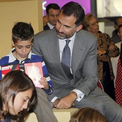 El Príncipe Felipe con unos niños durante la inauguración de la Casa del Lector