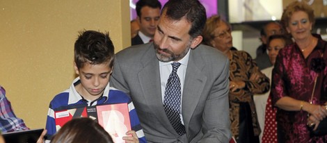 El Príncipe Felipe con unos niños durante la inauguración de la Casa del Lector