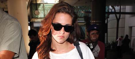 Kristen Stewart caminando con gafas de sol