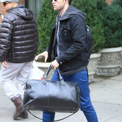 Robert Pattinson cargado con una bolsa en Nueva York