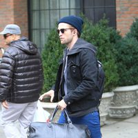 Robert Pattinson cargado con una bolsa en Nueva York