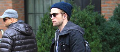 Robert Pattinson cargado con una bolsa en Nueva York