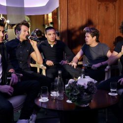 One Direction durante una conferencia en París 