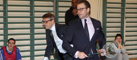 Daniel de Suecia jugando al badminton durante su visita a una escuela