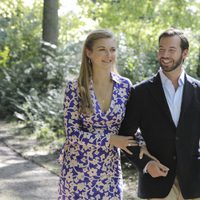 Guillermo de Luxemburgo y Stéphanie de Lannoy pasean por un bosque