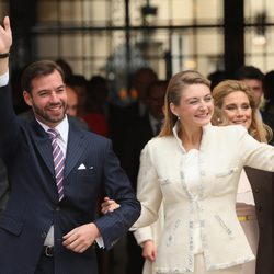 Guillermo de Luxemburgo y Stéphanie de Lannoy saludan en su boda civil