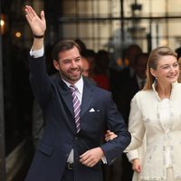 Guillermo de Luxemburgo y Stéphanie de Lannoy saludan en su boda civil