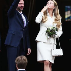 Guillermo de Luxemburgo y Stéphanie de Lannoy saludan tras su boda civil