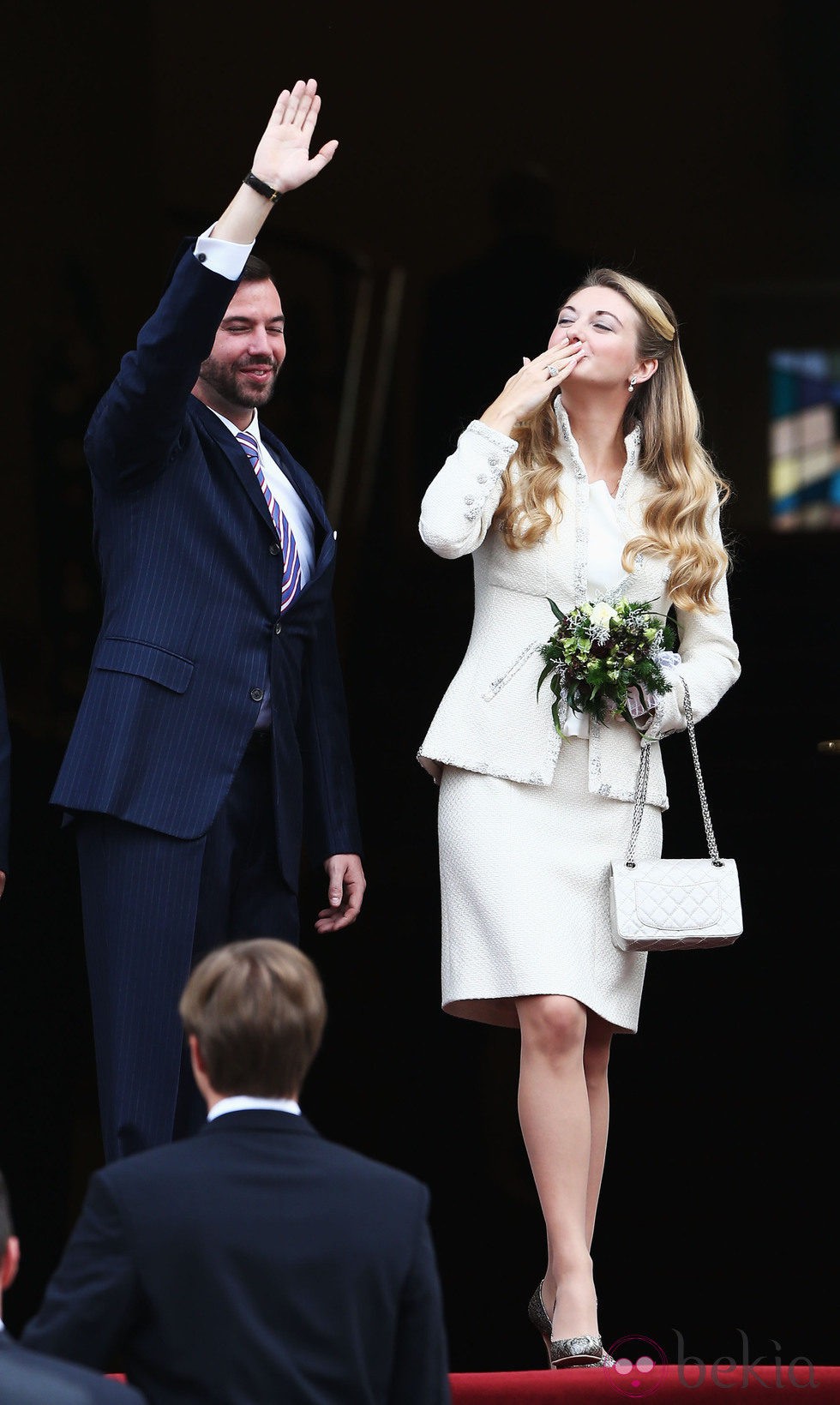 Guillermo de Luxemburgo y Stéphanie de Lannoy saludan tras su boda civil