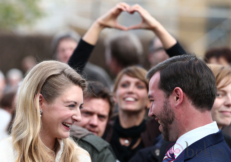 Mirada cómplice de Guillermo de Luxemburgo y Stéphanie de Lannoy tras su boda civil