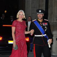 Haakon y Mette-Marit de Noruega en la cena de gala previa a la boda de Guillermo y Stéphanie