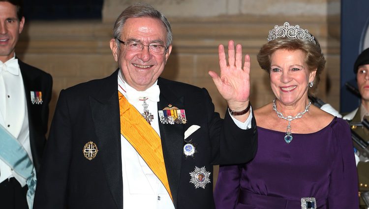 Los Reyes Constantino y Ana María de Grecia en la cena de gala previa a la boda de Guillermo y Stéphanie