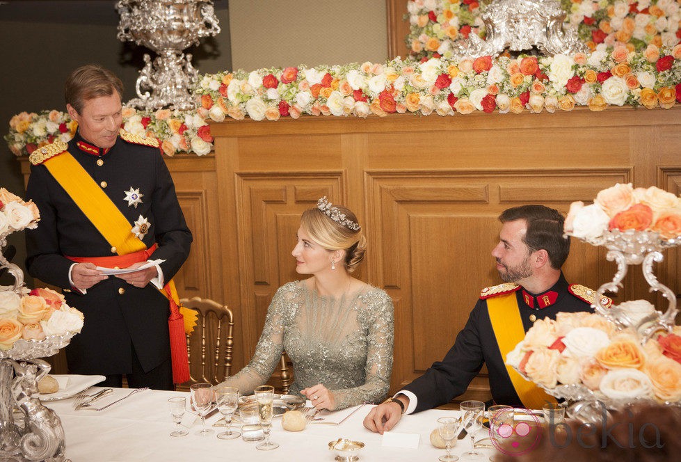 El Gran Duque de Luxemburgo lee un discurso en la cena de gala ante Guillermo y Stéphanie