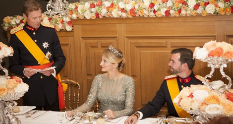 El Gran Duque de Luxemburgo lee un discurso en la cena de gala ante Guillermo y Stéphanie