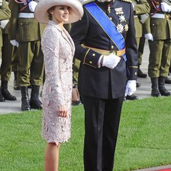 El Príncipe Felipe mira a Doña Letizia en la boda de Guillermo y Stéphanie