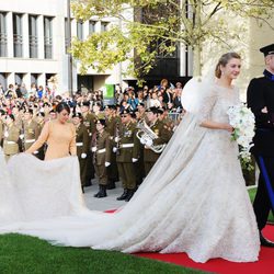 Stéphanie de Lannoy del brazo de su hermano en su boda religiosa