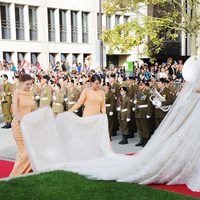 Stéphanie de Lannoy del brazo de su hermano en su boda religiosa