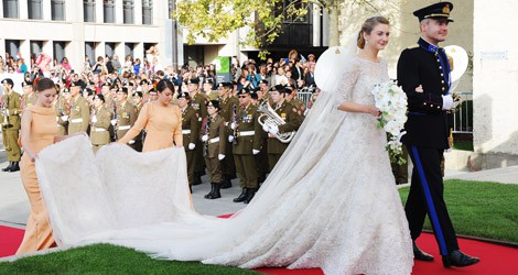 Stéphanie de Lannoy del brazo de su hermano en su boda religiosa