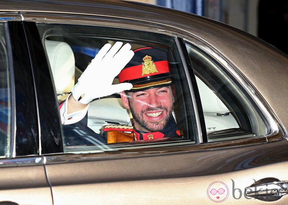 Guillermo de Luxemburgo saluda desde el coche antes de su boda con Stéphanie de Lannoy