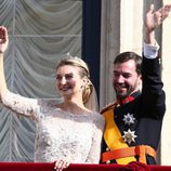 Guillermo y Stéphanie de Luxemburgo saludan desde el balcón tras su boda