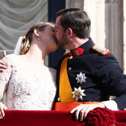 Guillermo y Stéphanie de Luxemburgo besándose el día de su boda