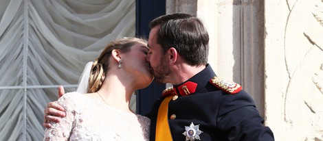 Guillermo y Stéphanie de Luxemburgo besándose el día de su boda