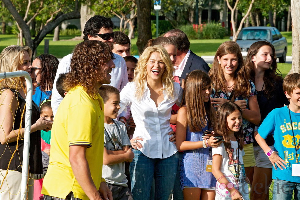 Puyol y Shakira en el acto de alianza entre el Barça y Pies Descalzos en Miami