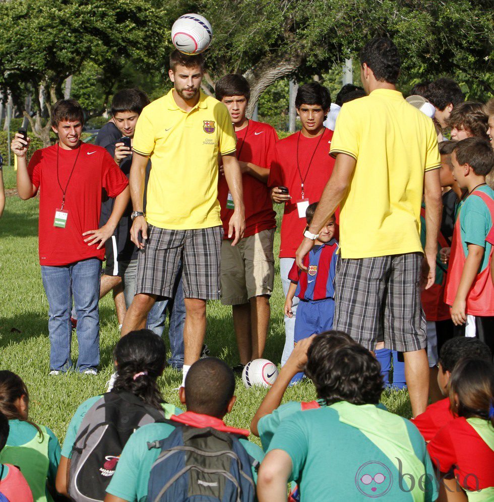 Piqué y Busquets juegan al fútbol en un acto solidario en Miami