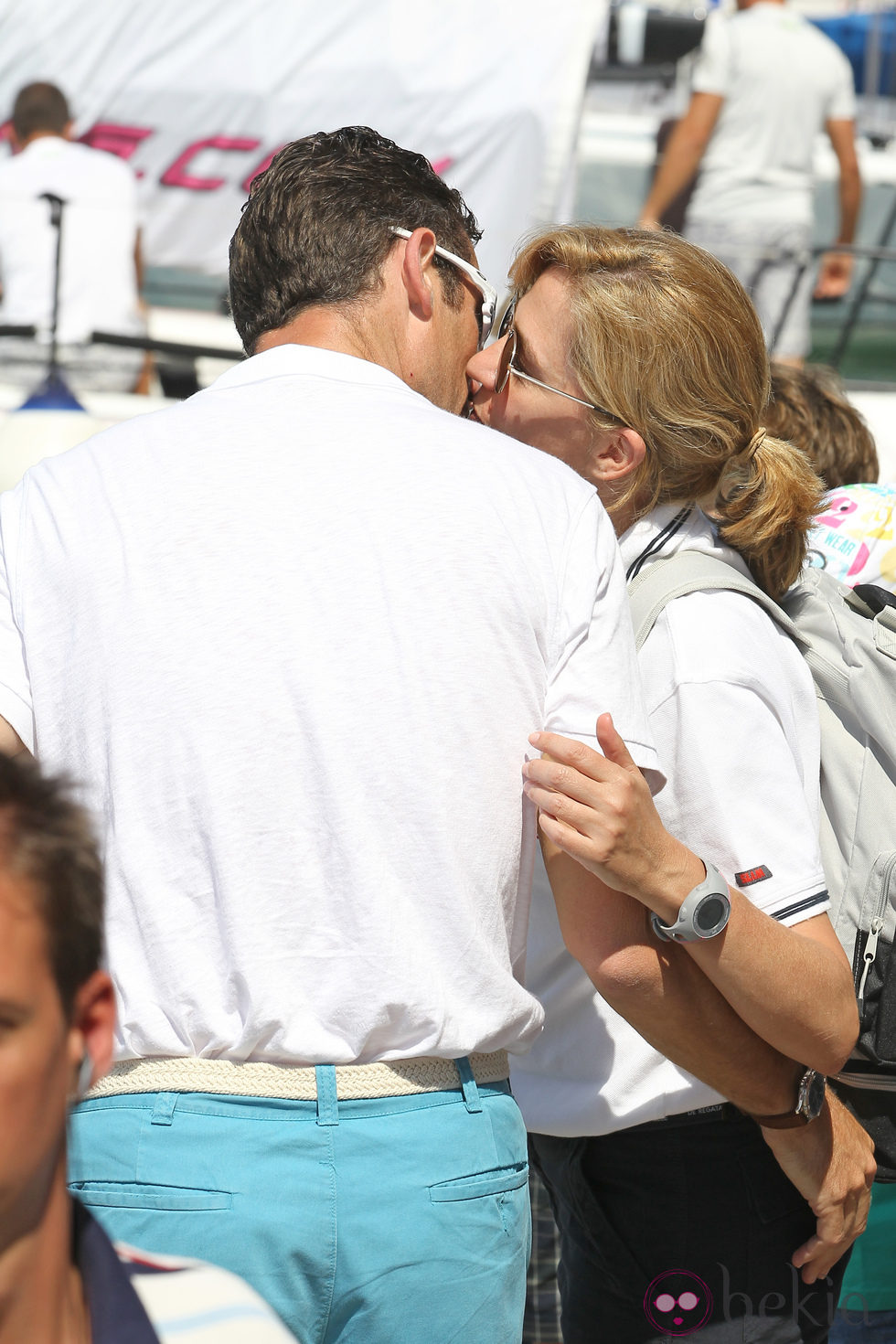 Los Duques de Palma se besan antes de la regata de la Copa del Rey de Vela 2011