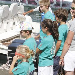 Juan, Pablo e Irene Urdangarín y la Infanta Elena y sus hijos en la Copa del Rey de Vela 2011