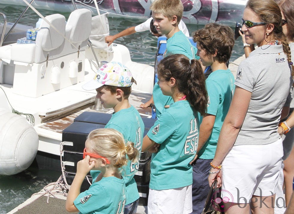 Juan, Pablo e Irene Urdangarín y la Infanta Elena y sus hijos en la Copa del Rey de Vela 2011