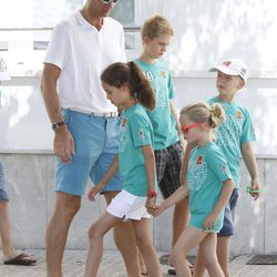 Iñaki, Juan, Miguel e Irene Urdangarín y Victoria de Marichalar antes de las regatas