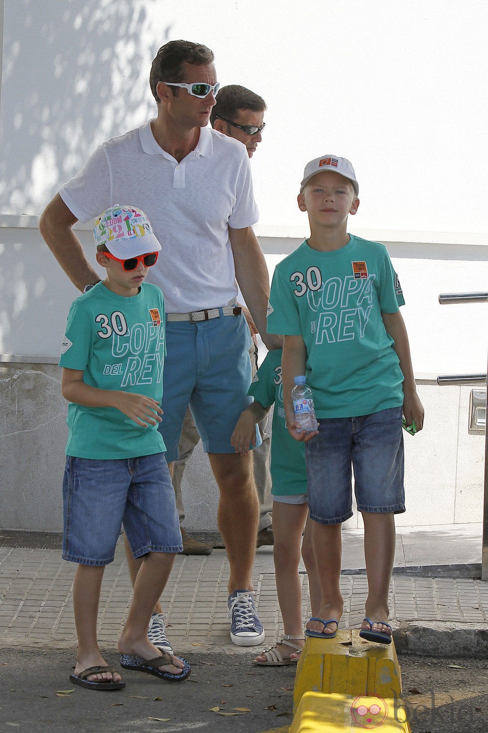 El Duque de Palma con Juan y Pablo Urdangarín antes de la regata de la Copa del Rey de Vela 2011