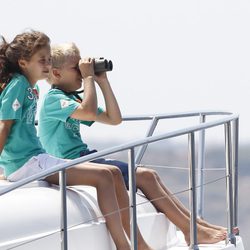 Victoria de Marichalar y Miguel Urdangarín observan la Copa del Rey de Vela 2011