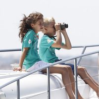 Victoria de Marichalar y Miguel Urdangarín observan la Copa del Rey de Vela 2011