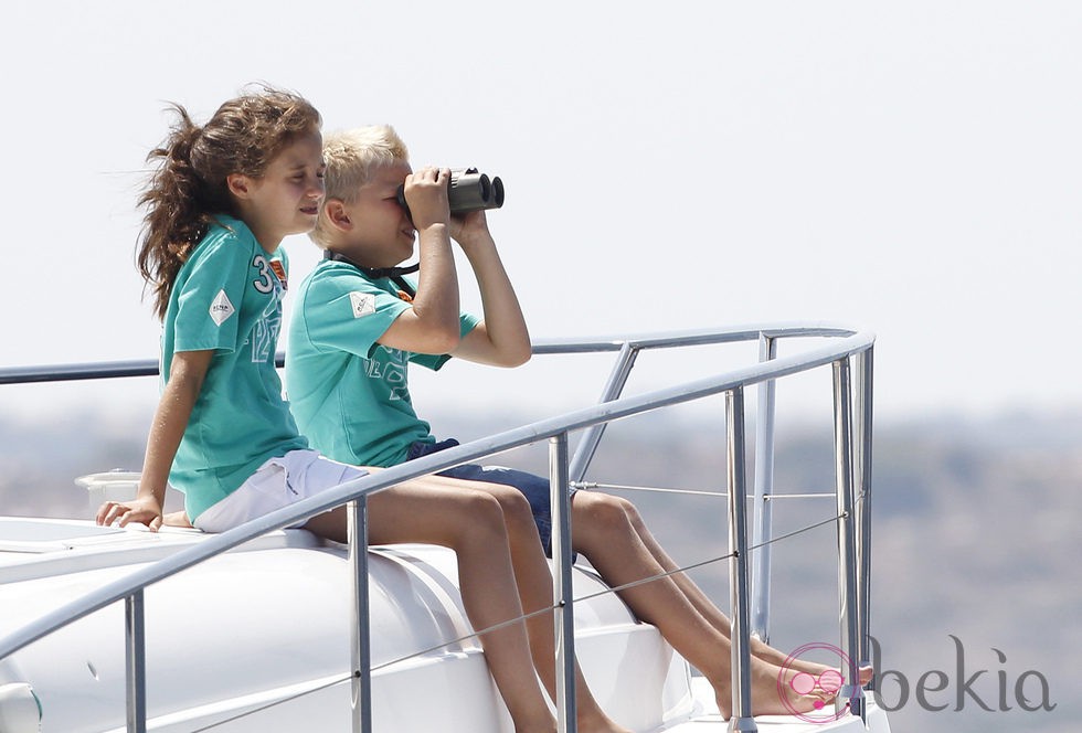 Victoria de Marichalar y Miguel Urdangarín observan la Copa del Rey de Vela 2011