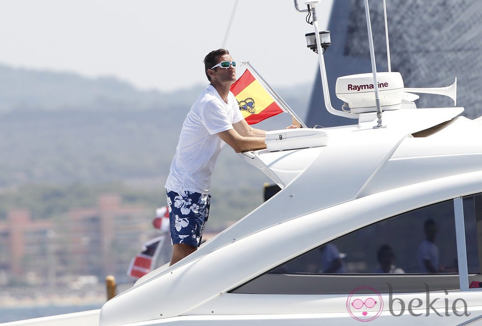 Iñaki Urdangarín observa las regatas de la Copa del Rey de Vela 2011 desde 'Somni'