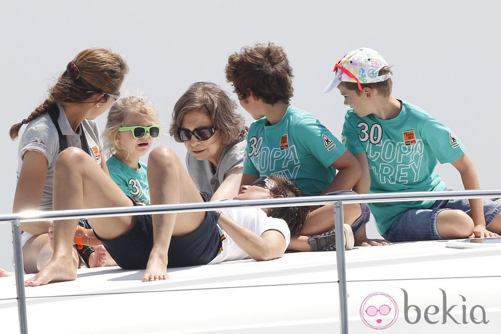 Irene Urdangarín llora junto a la Reina, la Infanta Elena, María Zurita, Pablo y Froilán