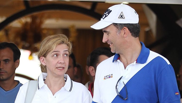 La Infanta Cristina y el Príncipe Felipe charlan en la Copa del Rey de Vela 2011