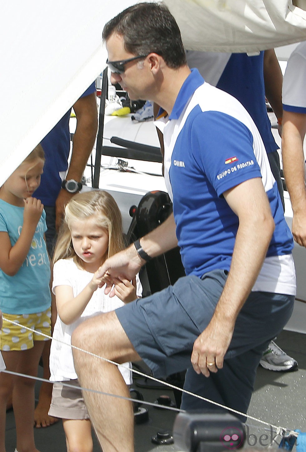 La Infanta Leonor coge de la mano al Príncipe Felipe en el segundo día de regatas 2011