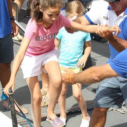 Victoria Federica es ayudada a subir al barco en el segundo día de regatas 2011