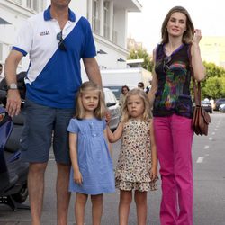 Los Príncipes Felipe y Letizia y sus hijas antes del concierto de Jaime Anglada