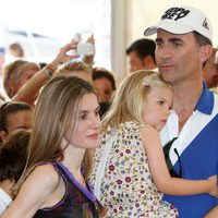 Don Felipe sostiene a la Infanta Sofía junto a Doña Letizia en el concierto de Jaime Anglada