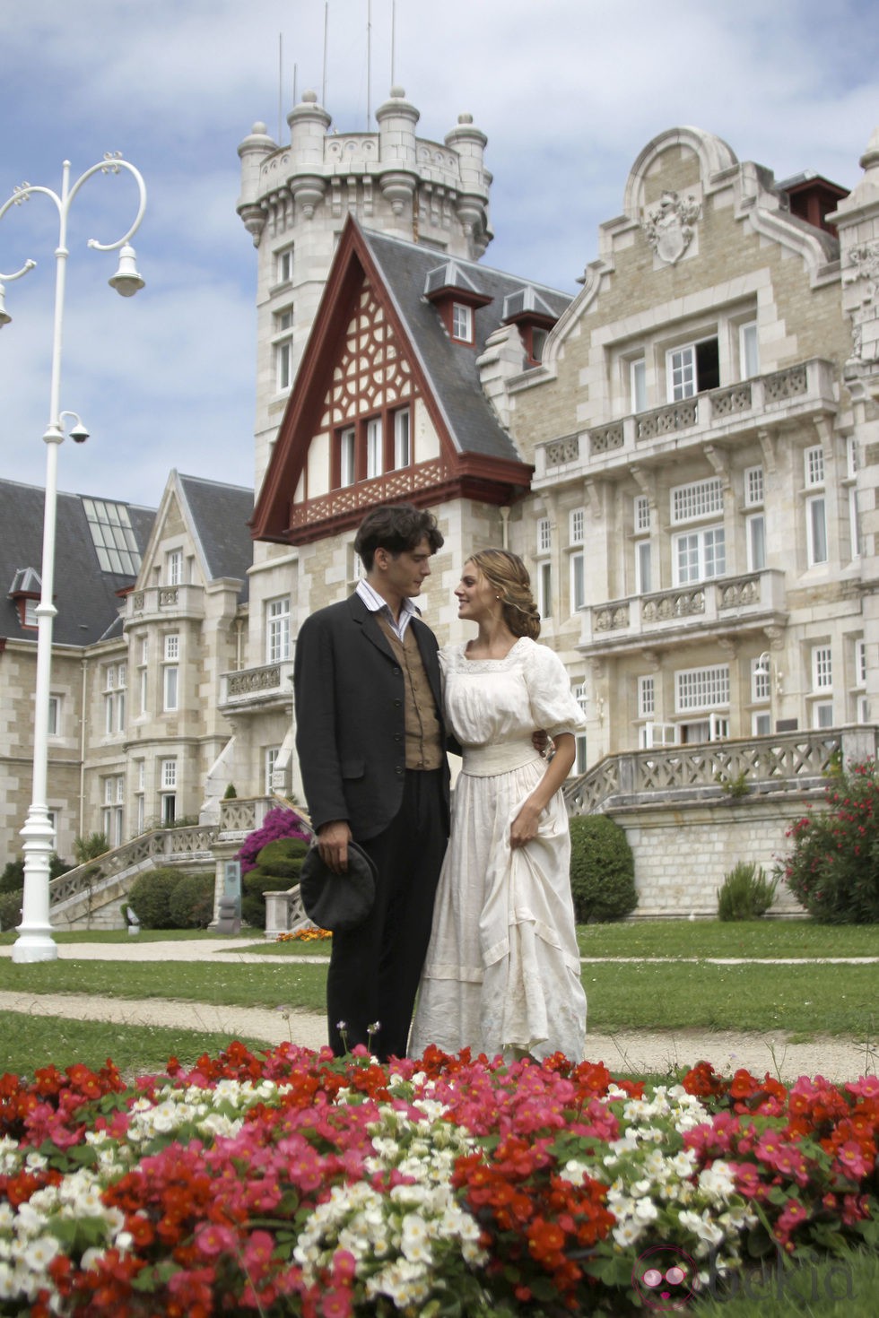 Yon González y Amaia Salamanca muy cómplices en la presentación de 'Gran Hotel'